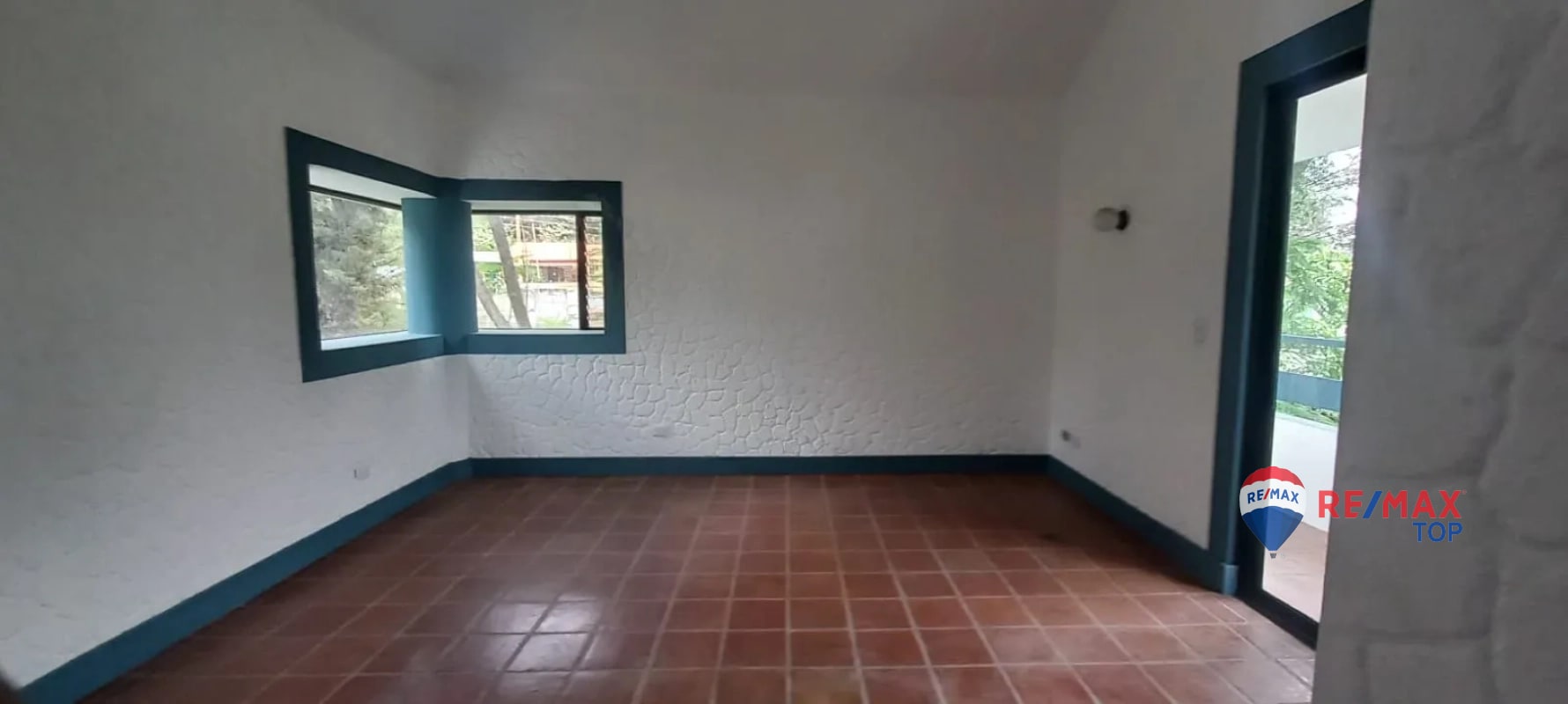 PANAJACHEL I CASA EN RESIDENCIAL l 2 APTO. INDEPENDIENTES AMPLIA PROPIEDAD CON JARDÍN FRONTAL Y POSTERIOR - 6