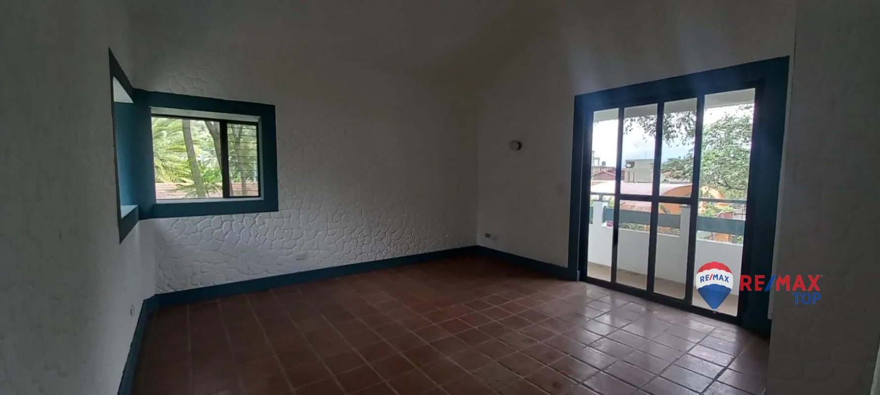 PANAJACHEL I CASA EN RESIDENCIAL l 2 APTO. INDEPENDIENTES AMPLIA PROPIEDAD CON JARDÍN FRONTAL Y POSTERIOR - 5