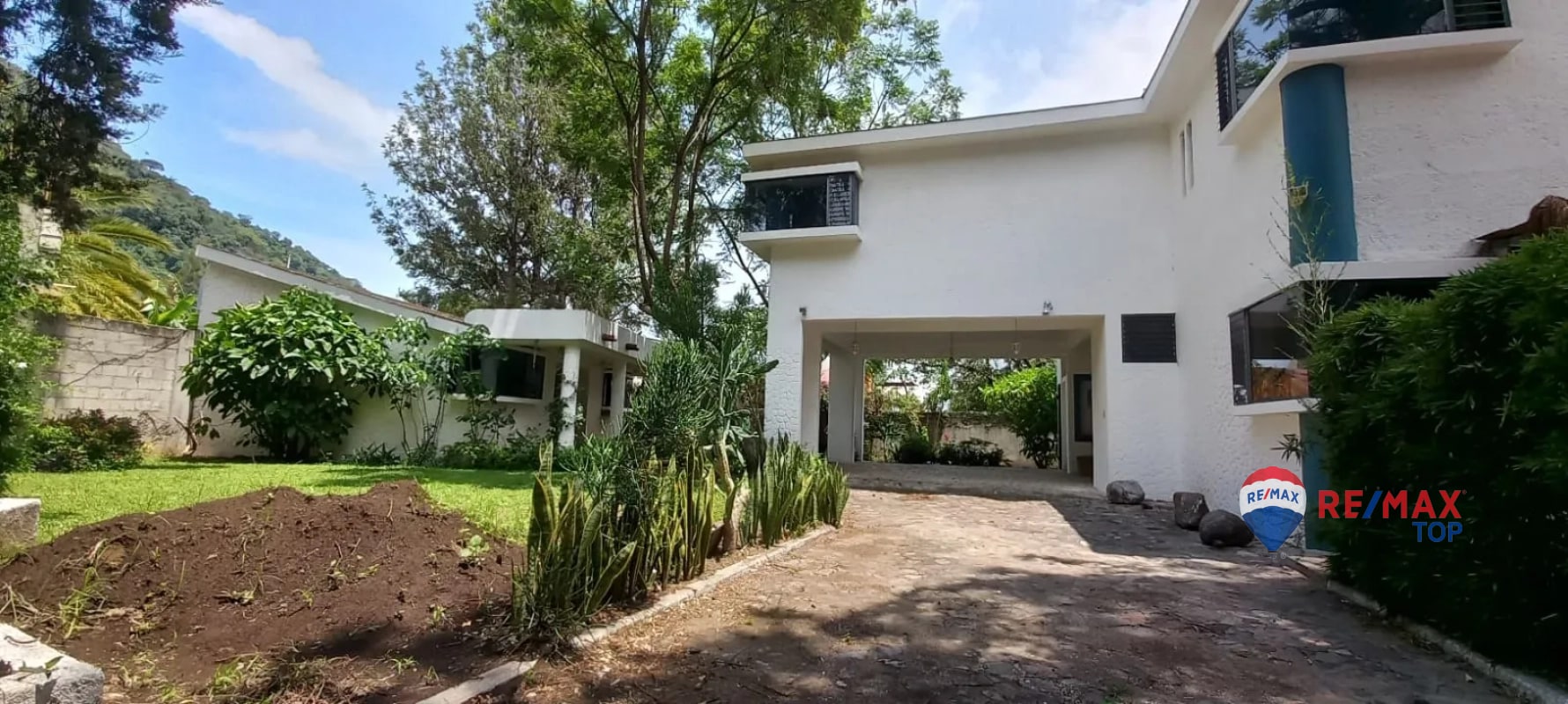 PANAJACHEL I CASA EN RESIDENCIAL l 2 APTO. INDEPENDIENTES AMPLIA PROPIEDAD CON JARDÍN FRONTAL Y POSTERIOR - 4