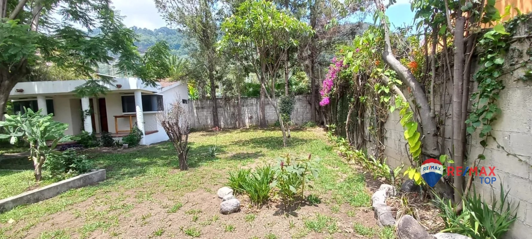 PANAJACHEL I CASA EN RESIDENCIAL l 2 APTO. INDEPENDIENTES AMPLIA PROPIEDAD CON JARDÍN FRONTAL Y POSTERIOR - 3