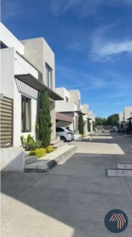 VENTA DE MODERNA CASA EXCELENTE UBICACIÓN - BLV. SAN CRISTOBAL - 1