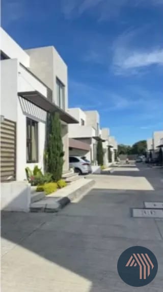 VENTA DE MODERNA CASA EXCELENTE UBICACIÓN - BLV. SAN CRISTOBAL — Casa en Venta en Zona 8 Mixco, Guatemala, Ciudad — miniatura 1 de 12