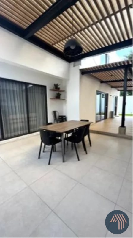 VENTA DE MODERNA CASA EXCELENTE UBICACIÓN - BLV. SAN CRISTOBAL - 6