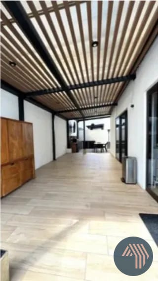 VENTA DE MODERNA CASA EXCELENTE UBICACIÓN - BLV. SAN CRISTOBAL — Casa en Venta en Zona 8 Mixco, Guatemala, Ciudad — miniatura 4 de 12