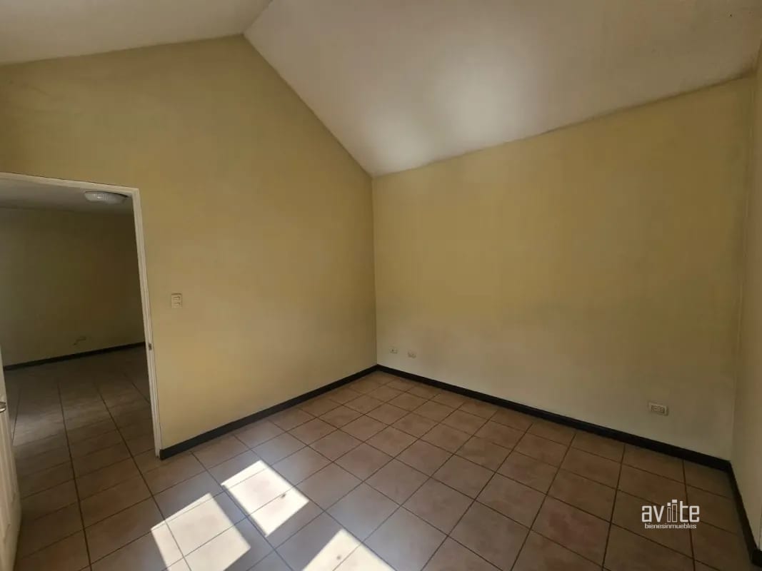 Condado Naranjo, casa Navarra dentro de Alameda Norte   Q2,800,000 — Casa en Venta en Condado Naranjo, Zona 4 Mixco, Guatemala, Ciudad — foto 7 de 14