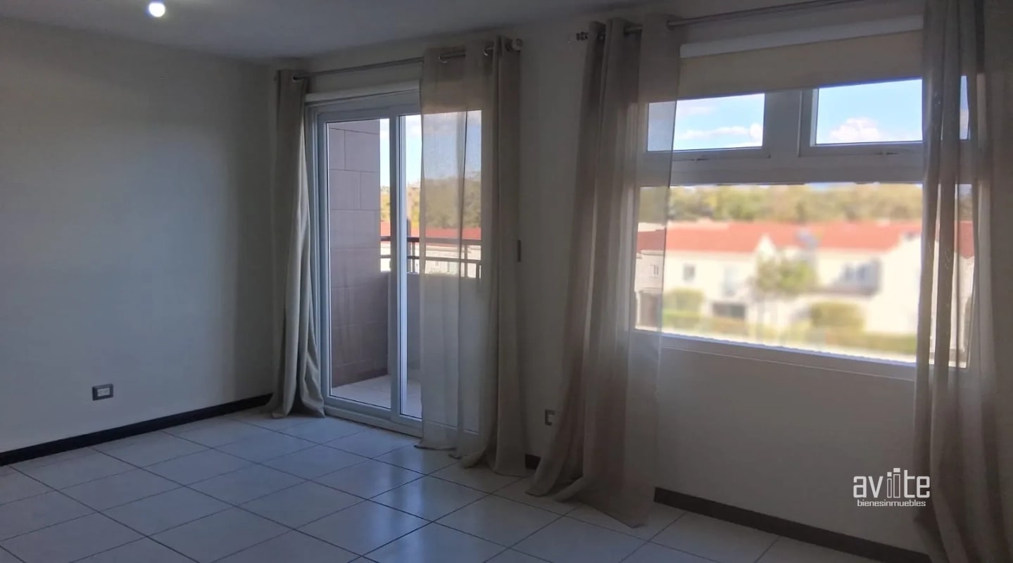 CONDADO NARANJO:   Apartamento en nivel medio en venta Q1,400,000.00 más impuestos - 5