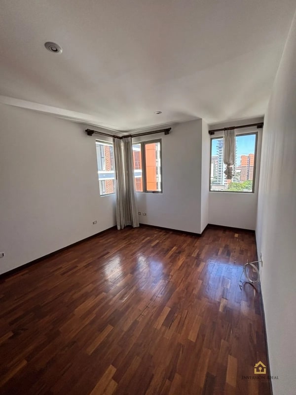 Apartamento en Torre Quatro, Zona 14 | 3 Hab + Balcón | $1,300 - 11