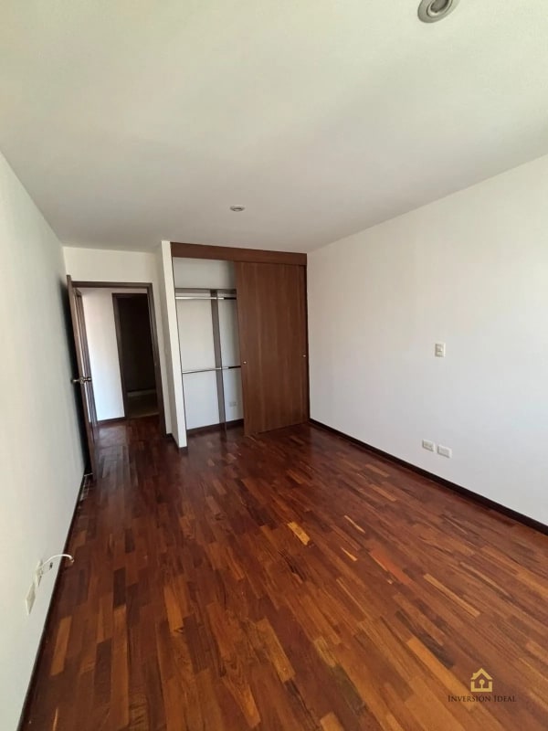 Apartamento en Torre Quatro, Zona 14 | 3 Hab + Balcón | $1,300 - 8