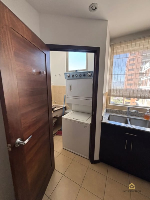 Apartamento en Torre Quatro, Zona 14 | 3 Hab + Balcón | $1,300 - 5
