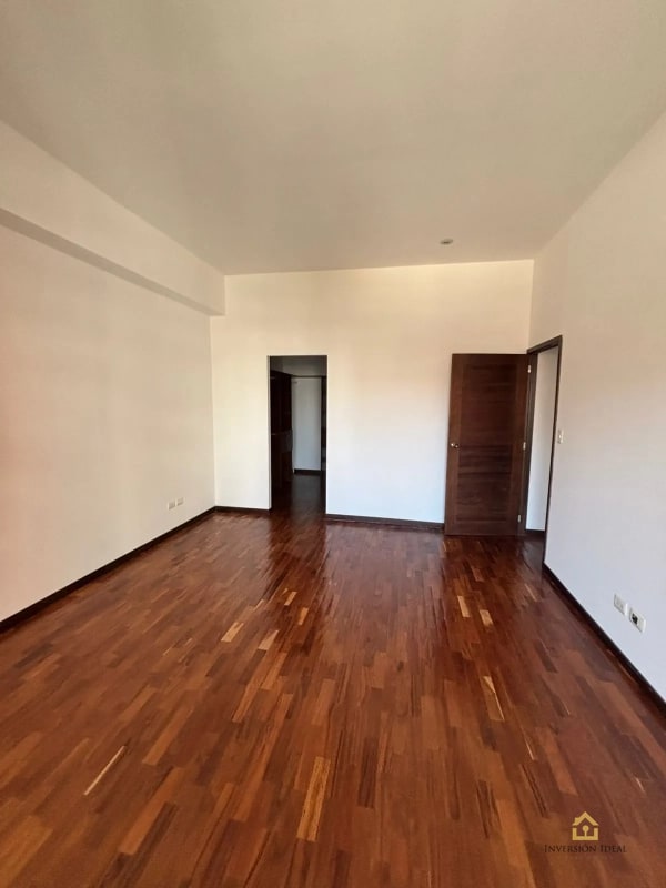 Apartamento en Torre Quatro, Zona 14 | 3 Hab + Balcón | $1,300 - 2