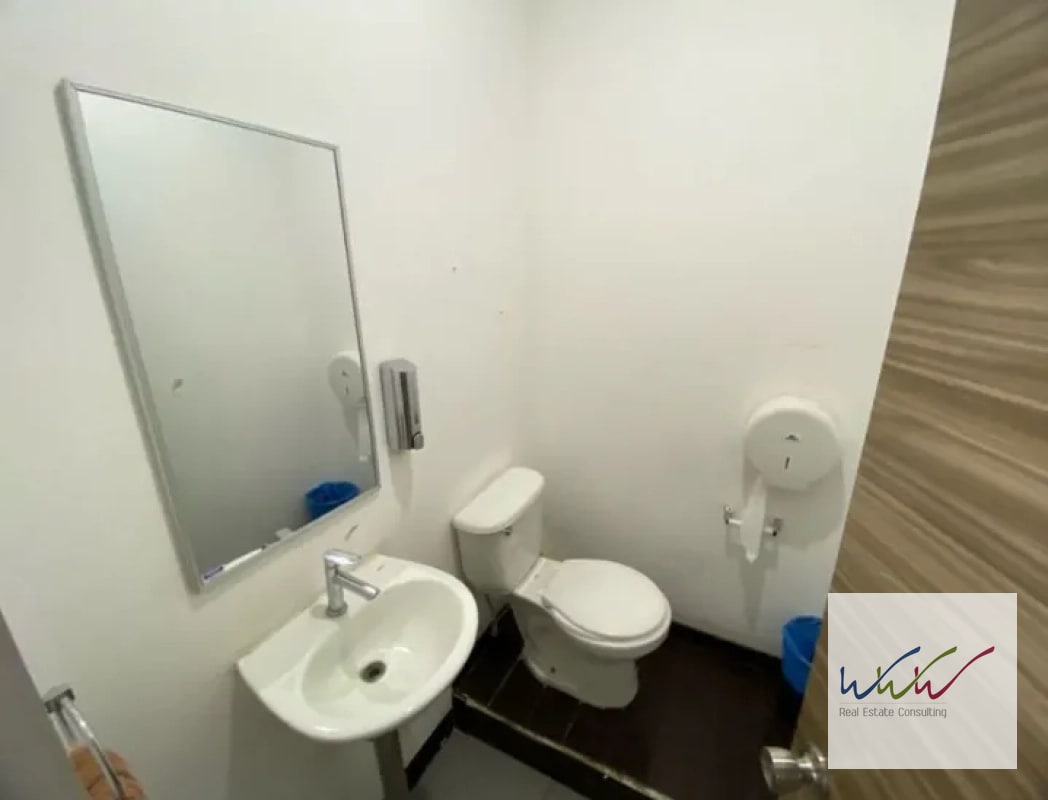 Rento Local Comercial de 208m2 en Design Center, Zona 10 - 2