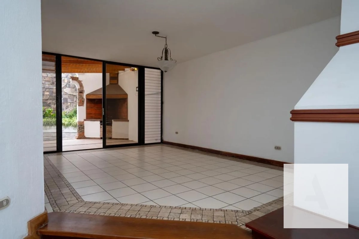 Casa en venta – Carretera a El Salvador, km 16.5 - 14