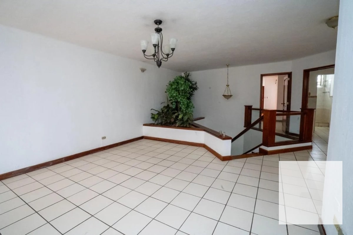 Casa en venta – Carretera a El Salvador, km 16.5 - 9