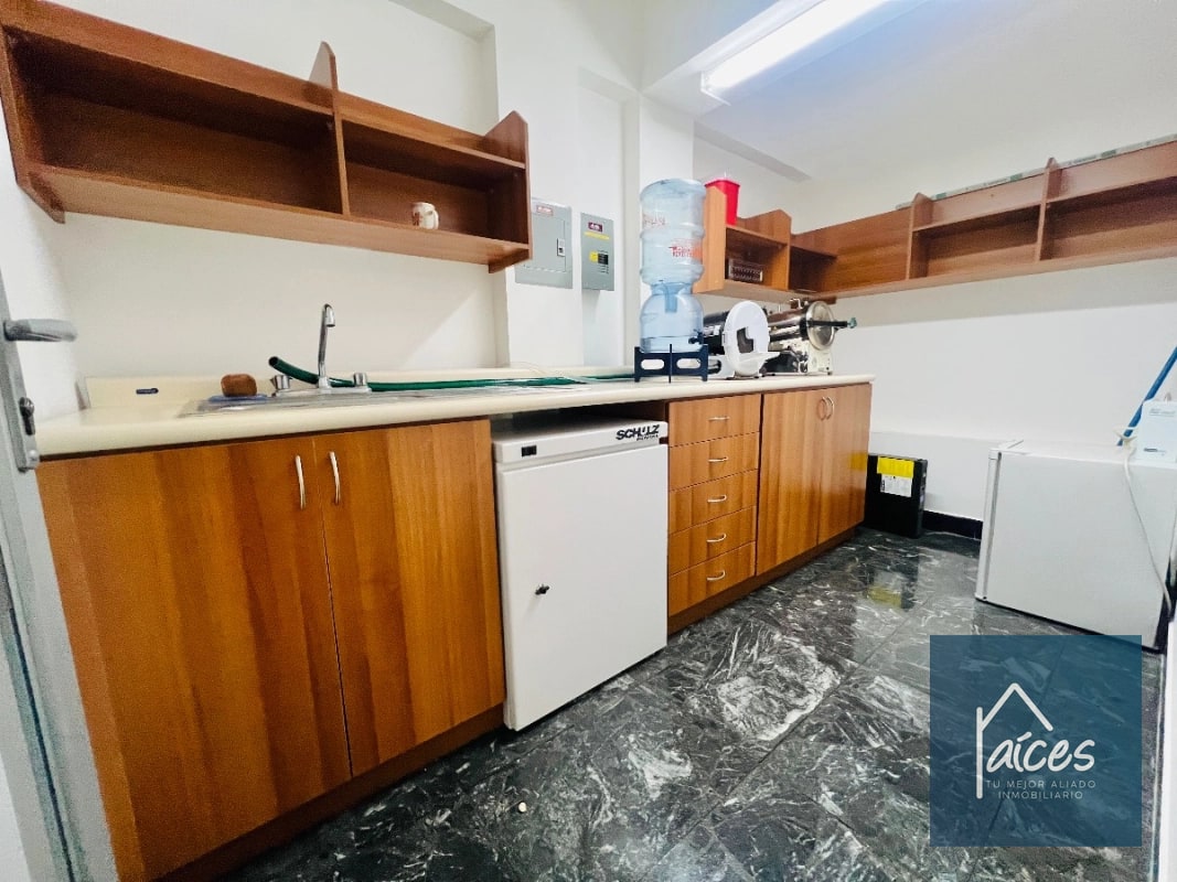 Clínica Odontológica en VENTA en Zona 10 (D) - 4