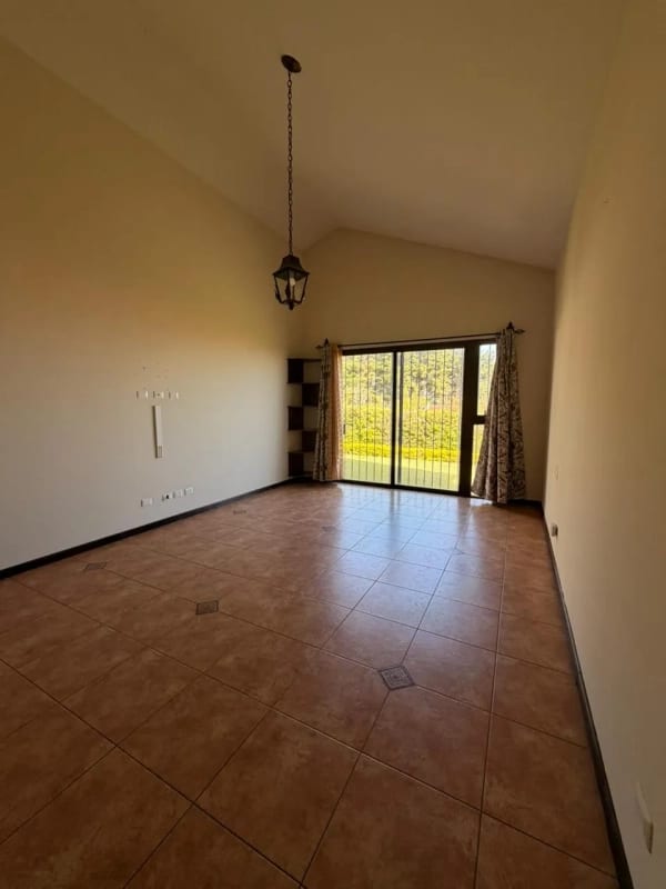 Preciosa residencia de un nivel en Lazos de Fraijanes — Casa en Venta en Lazos de Fraijanes, Carretera a El Salvador, Guatemala, Ciudad — foto 7 de 16