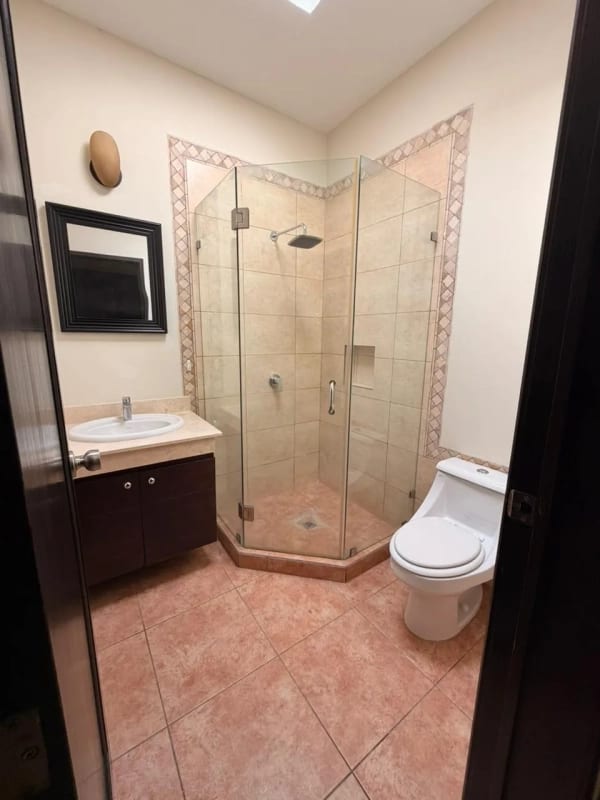 Preciosa residencia de un nivel en Lazos de Fraijanes — Casa en Venta en Lazos de Fraijanes, Carretera a El Salvador, Guatemala, Ciudad — foto 3 de 16