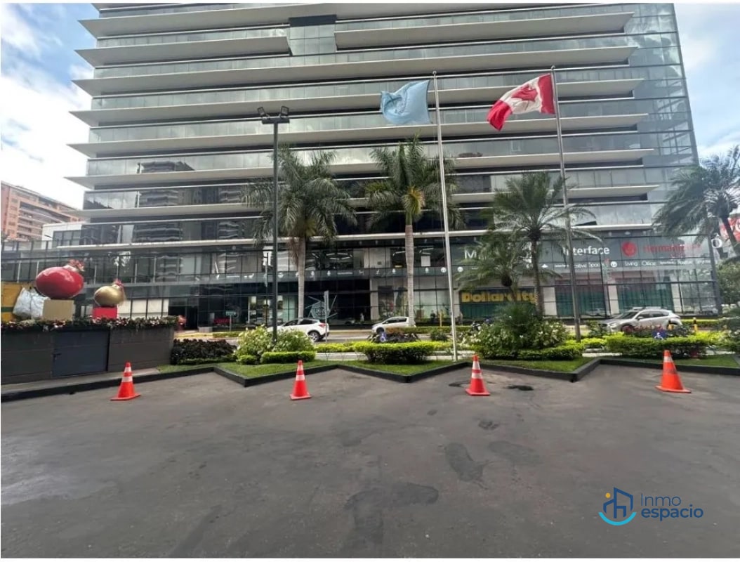 Oficina en Renta – Zona 10 | Frente a Oakland Mall y Design Center - 1