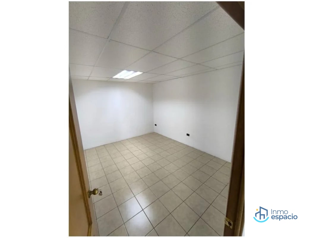 Oficina en Renta – Zona 10 | Frente a Oakland Mall y Design Center - 17