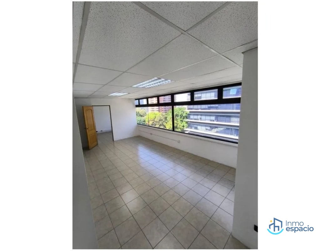 Oficina en Renta – Zona 10 | Frente a Oakland Mall y Design Center - 16