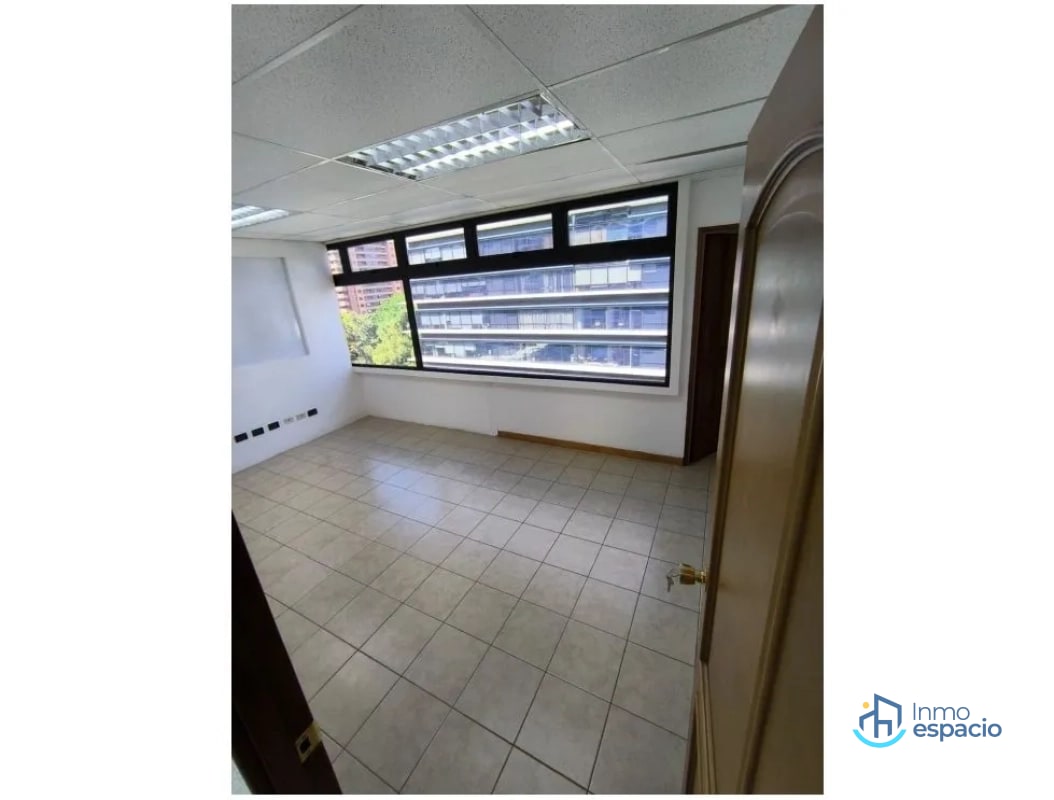 Oficina en Renta – Zona 10 | Frente a Oakland Mall y Design Center - 12