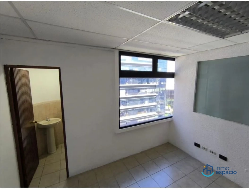 Oficina en Renta – Zona 10 | Frente a Oakland Mall y Design Center - 11