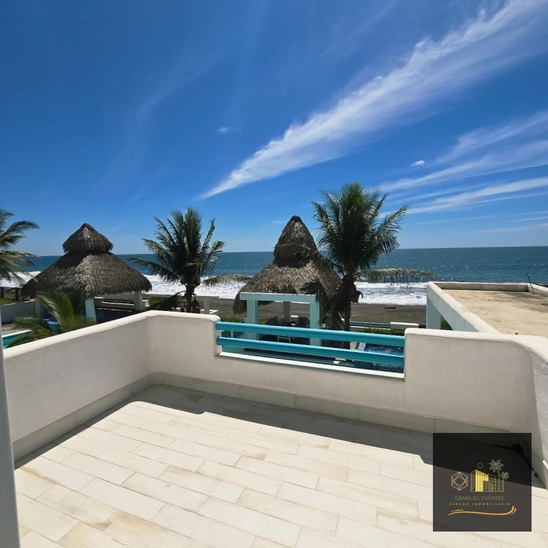 Casa De Playa en Venta Frente al mar en Monterrico - 1