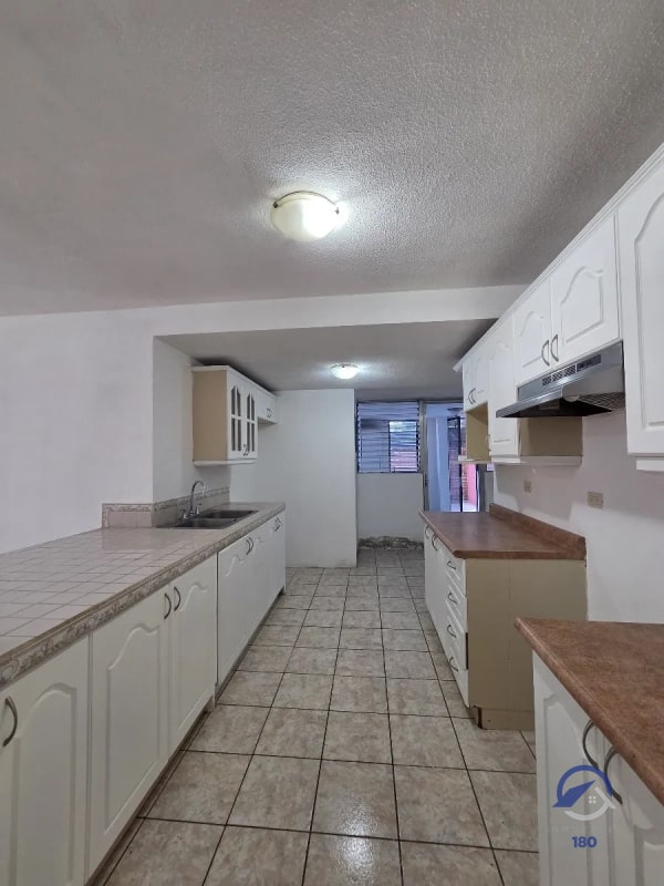 Amplio apartamento en renta en Balcones de Las Charcas, zona 11 - 12