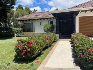 VENDO CASA DE UN NIVEL EN HACIENDA NUEVA CONTRY CLUB — Casa en Venta en Hacienda Nueva, San José Pinula, Guatemala, Ciudad — miniatura 4 de 17