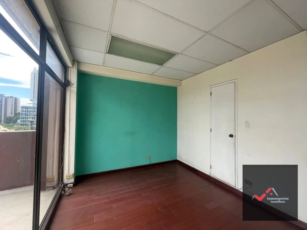 OFICINA EN RENTA ZONA 10 EDIFICIO S Y M - 5