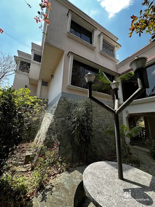 HERMOSA CASA EN COLONIA PRIMAVERA, ZONA 11 - 4