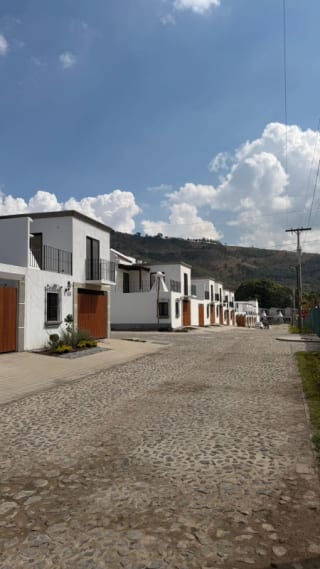 Hermosa casa para estrenar en Antigua Guatemala Paseo San Lorenzo — Casa en Venta en Ciudad Vieja, Sacatepéquez — miniatura 1 de 11