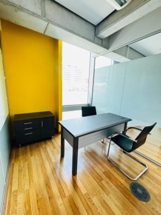 Oficina Amueblada de 130 mts en alquiler en zona 10 — Oficina en Alquiler en Zona 10, Guatemala, Ciudad — miniatura 1 de 12