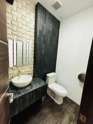Oficina Amueblada de 130 mts en alquiler en zona 10 — Oficina en Alquiler en Zona 10, Guatemala, Ciudad — miniatura 7 de 12