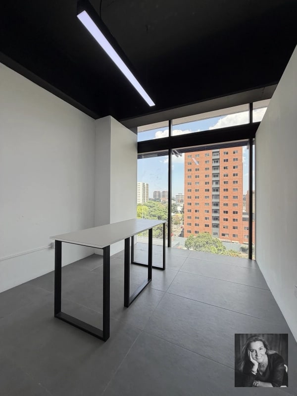 OFICINA EN RENTA – EDIFICIO 01010, ZONA 10 - 14
