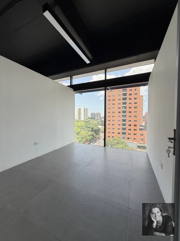 OFICINA EN RENTA – EDIFICIO 01010, ZONA 10 - 13