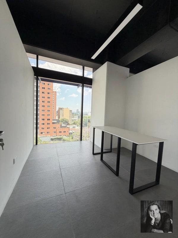 OFICINA EN RENTA – EDIFICIO 01010, ZONA 10 - 12