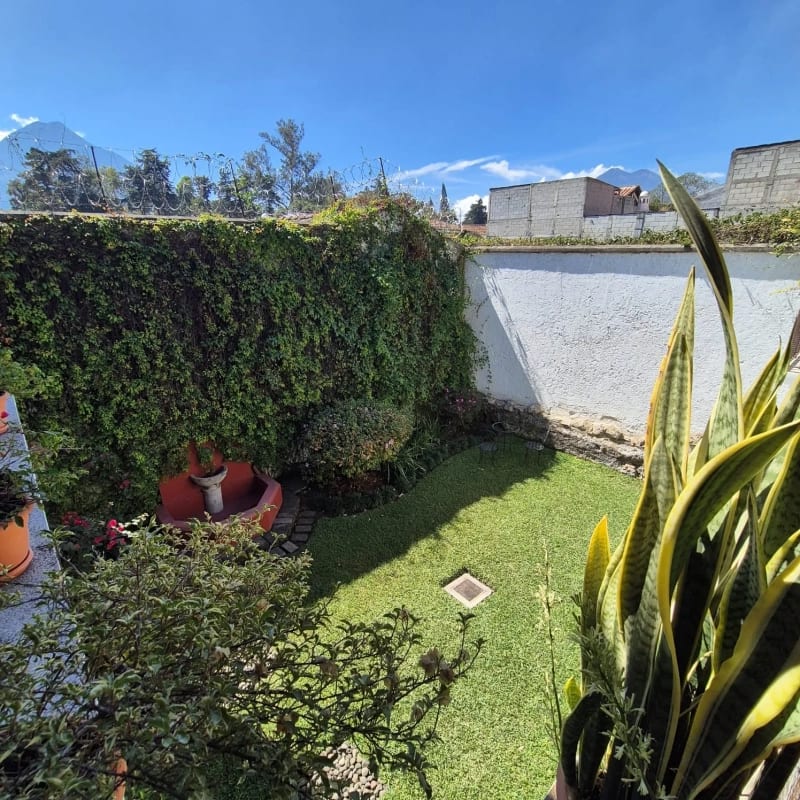 ENCANTADORA PROPIEDAD COLONIAL EN VENTA EN EL CASCO DE LA ANTIGUA GUATEMALA - SECTOR RUINAS DE LA CANDELARIA — Casa en Venta en Antigua, Sacatepéquez — foto 2 de 5