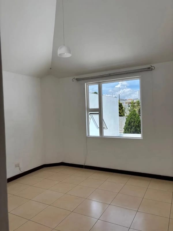 Hermosa casa grande en Residencial Los Diamantes — Casa en Venta en Los Diamantes, Carretera a El Salvador, Guatemala, Ciudad — foto 7 de 17