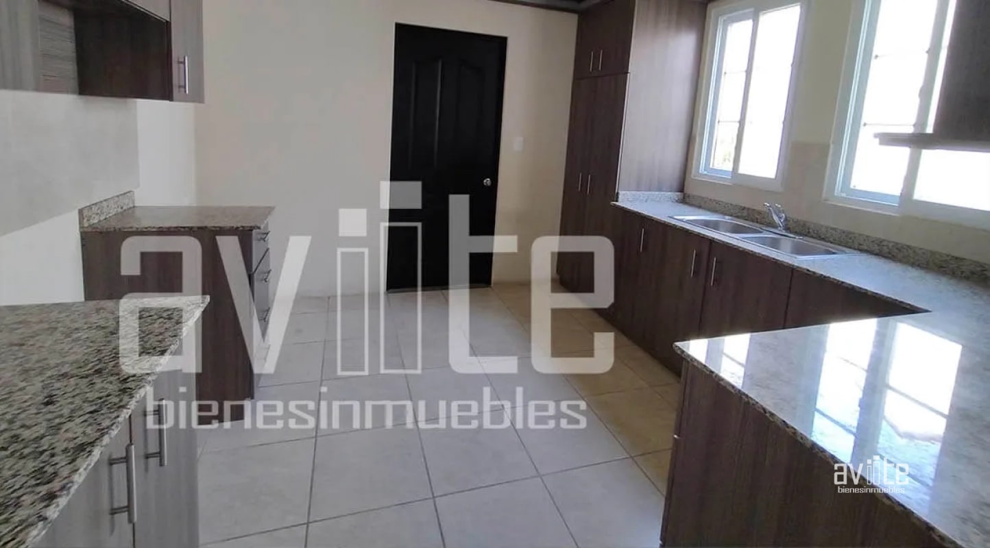 CONDADO NARANJO: Real Navarra, Alameda Norte $$490,000 - 2