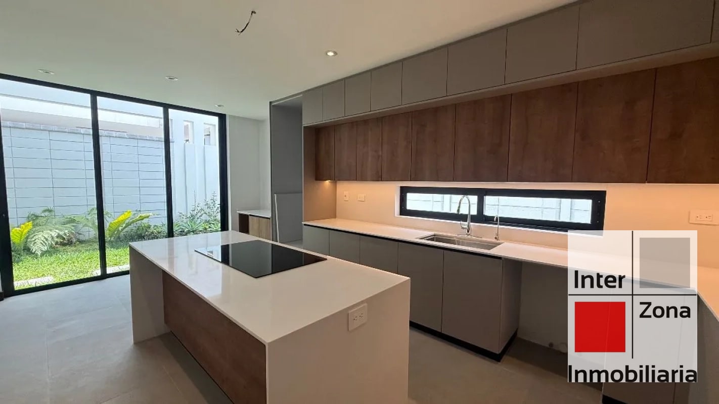 Casa en renta en Zona 10 - 1