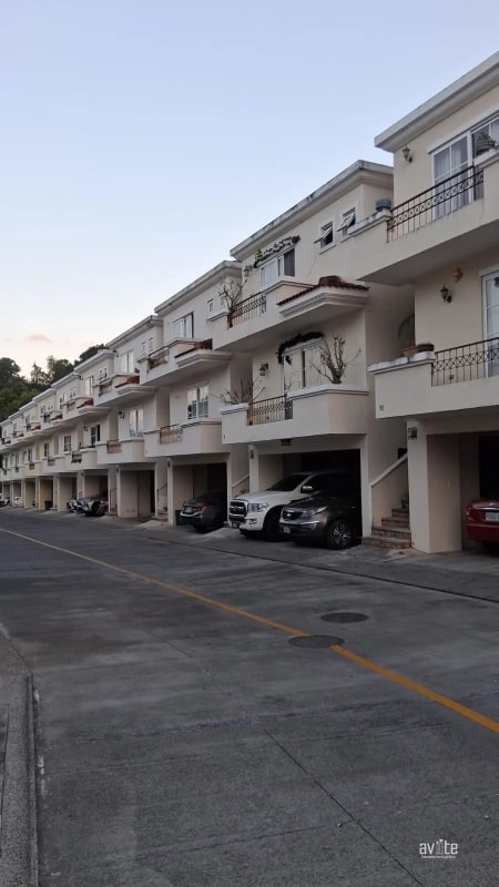 Condado San Nicolas 3.   Casa de 3 niveles en venta Q1,950,000 más impuestos - 15