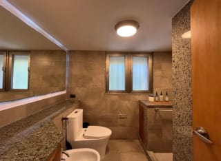 Se renta depto en Zona 10, una de las zonas  mas céntricas y exclusivas de la ciudad! — Apartamento en Alquiler en Zona 10, Guatemala, Ciudad — miniatura 2 de 5