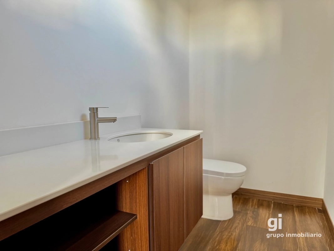 Apartamento con la comodidad de una casa en venta en zona 15 - 13