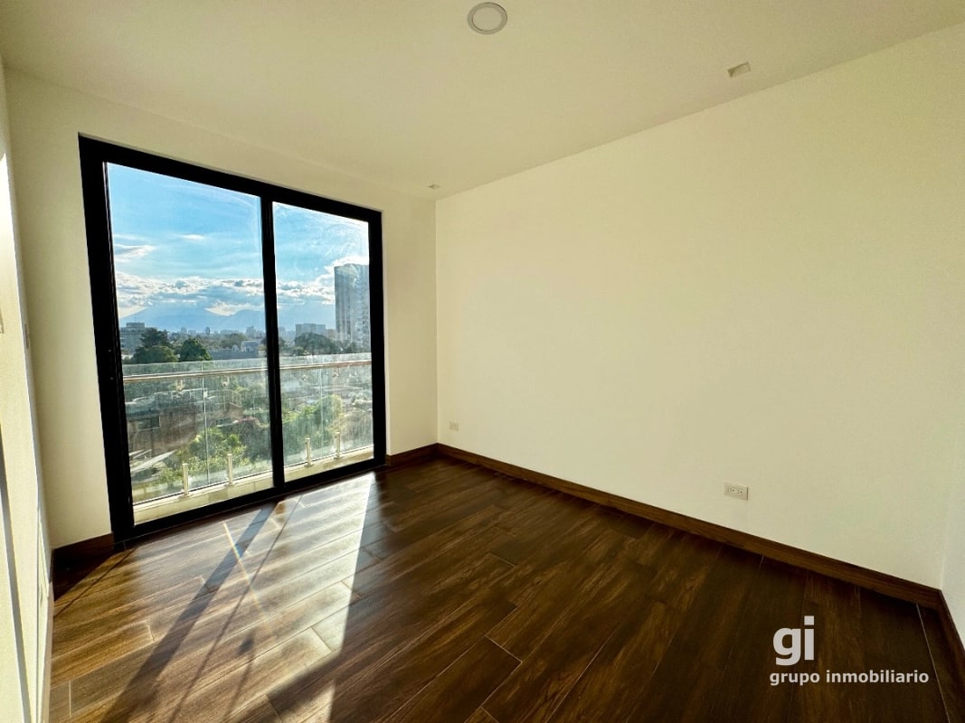 Apartamento con la comodidad de una casa en venta en zona 15 - 12