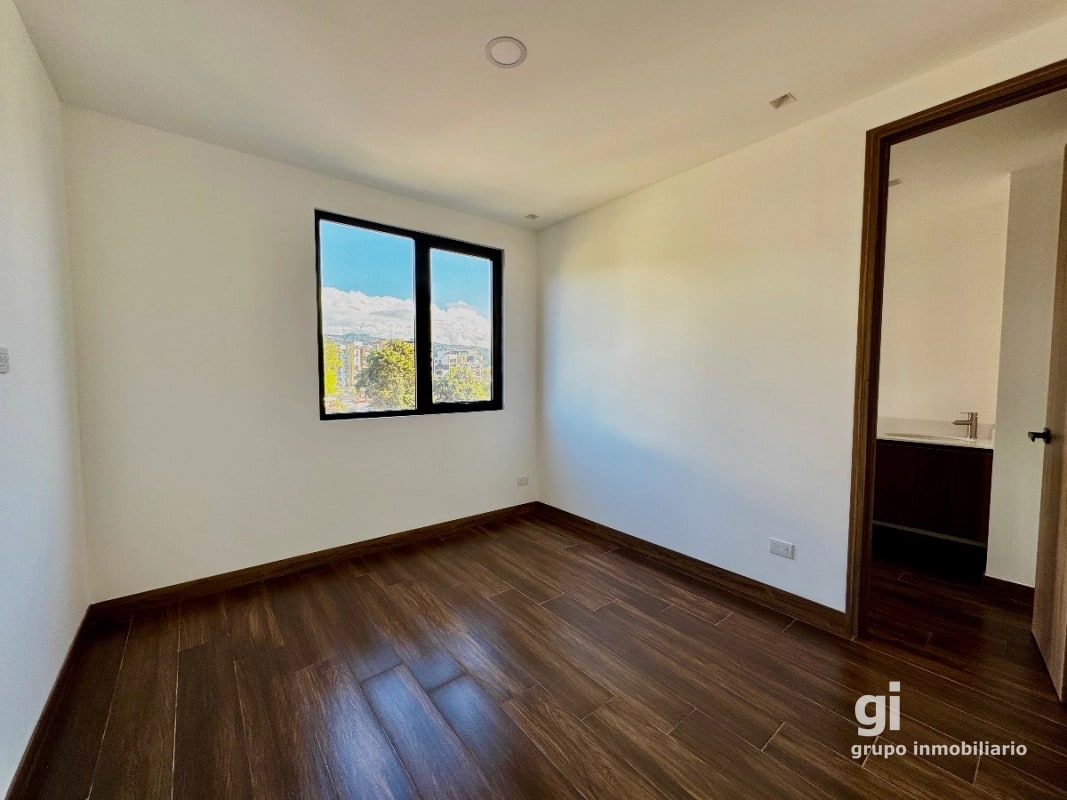 Apartamento con la comodidad de una casa en venta en zona 15 - 10