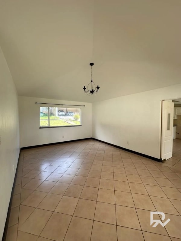 Alquilo casa de 1 nivel en Condominio Casa y Campo CAES - 1