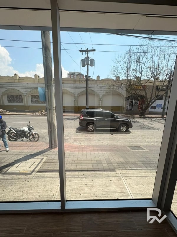 Alquilo local comercial en zona 9 - 2