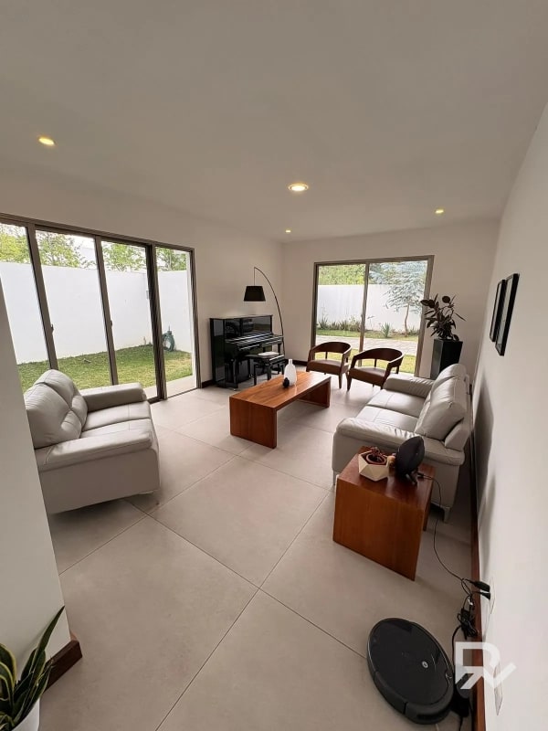 Casa en venta en San José Pinula con diseño Moderno - 16