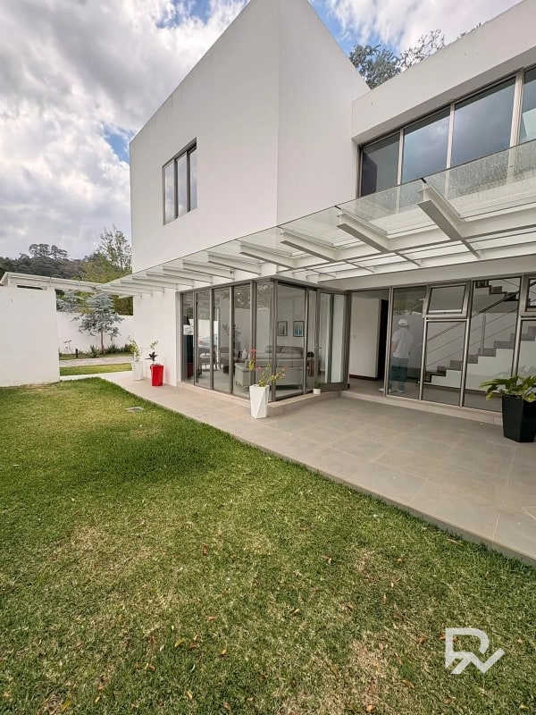 Casa en venta en San José Pinula con diseño Moderno - 2