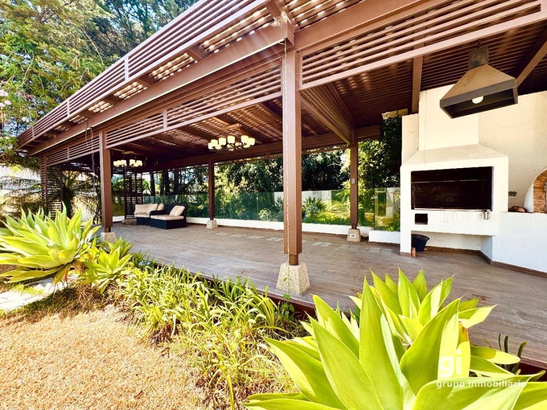 Una Propiedad que Ofrece Más por tu Inversión – Casa en Venta en Zona 15 - 1